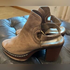 Pierre Dumas Open Toed Tan/Brown Chunky Heels Size 7